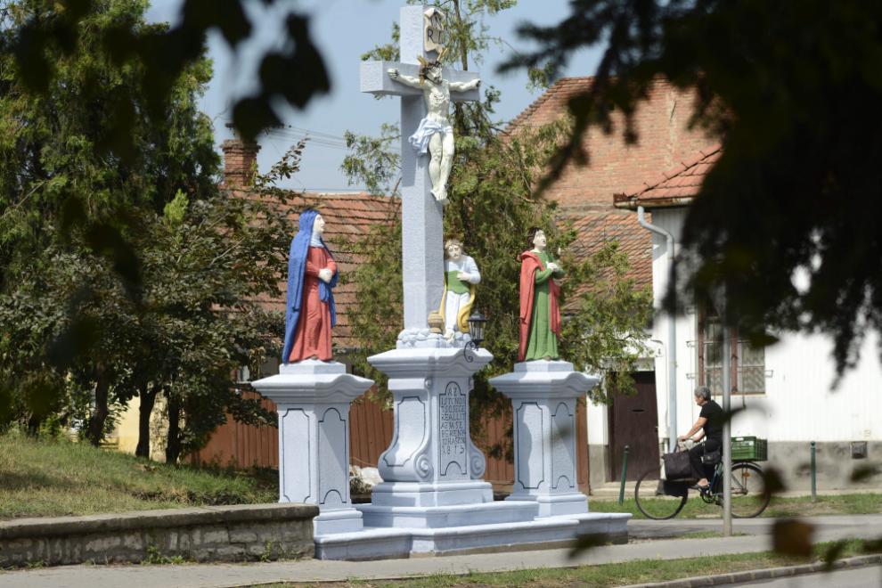 Vakítő színű fogadalmi kereszt – Jászberény